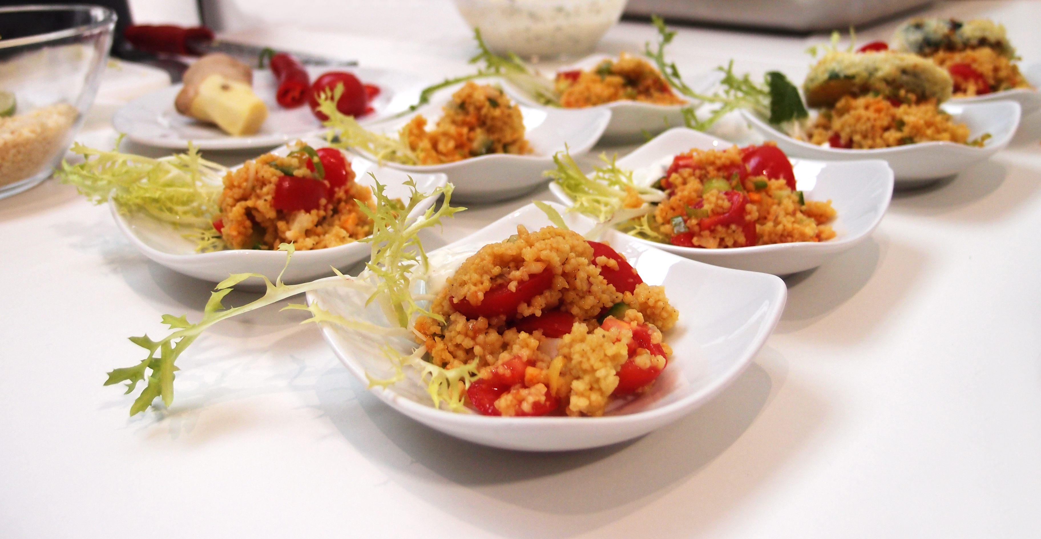 Auf kleinen Schälchen angerichteter Couscous-Salat mit Joghurt-Dip von Immanuel Albertinen Kocht