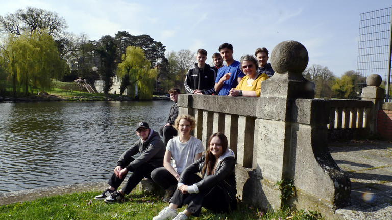 Gruppe Auszubildender mit Ausbildungskoordinatorin Jessica Paul und Personalentwicklerin Andrea Bogdan blicken bei Azubi-Tag beim Bootshaus am Wannsee in die Kamera, Werkstück, Ausbildung und Karriere, Berlin-Wannsee Gruppe Auszubildender mit Ausbildungskoordinatorin Jessica Paul und Personalentwicklerin Andrea Bogdan blicken beim Bootshaus am Wannsee in die Kamera