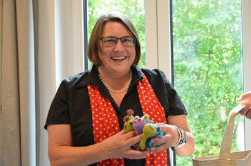 Maike Aschenbrenner mit gehäkelten Nestelschnecken in der Hand Maike Aschenbrenner mit gehäkelten Nestelschnecken in der Hand