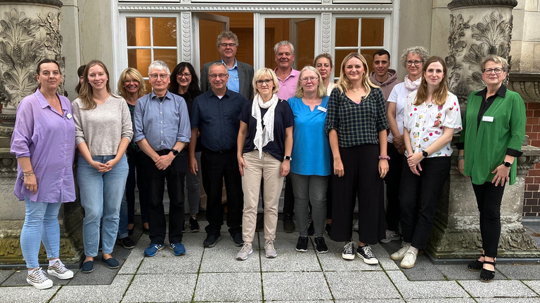 Diakonie Hospiz Wannsee - Nachricht - SeitenWechsel - Mitarbeitende der Berliner Wasserbetriebe zu Besuch im Diakonie Hospiz Wannsee - Gruppenbild Diakonie Hospiz Wannsee - Nachricht - SeitenWechsel - Mitarbeitende der Berliner Wasserbetriebe zu Besuch im Diakonie Hospiz Wannsee - Gruppenbild