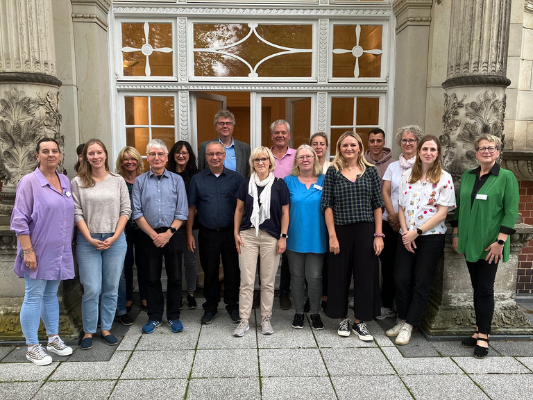 Diakonie Hospiz Wannsee - Nachricht - SeitenWechsel - Mitarbeitende der Berliner Wasserbetriebe zu Besuch im Diakonie Hospiz Wannsee - Gruppenbild