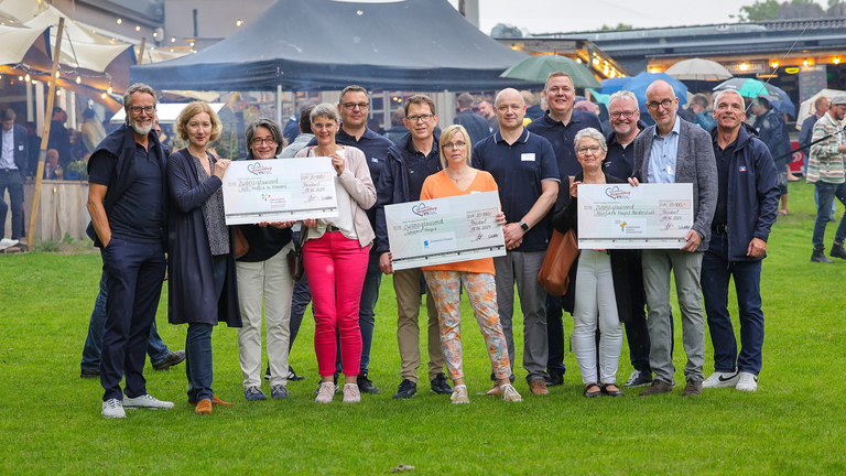 Gruppe bei Spendenübergabe auf dem VR Bank Barbecue in Prisdorf, Spenden für die Hospizarbeit, Albertinen Hospiz Norderstedt Gruppe bei Spendenübergabe auf dem VR Bank Barbecue in Prisdorf