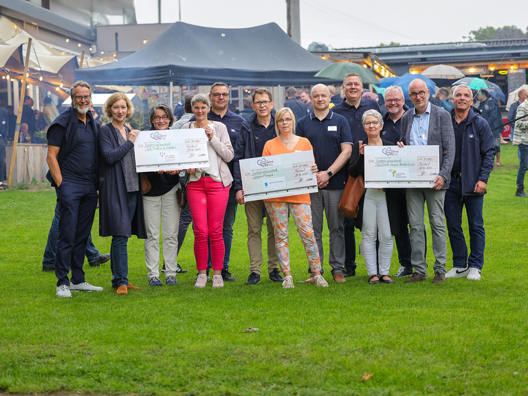 Gruppe bei Spendenübergabe auf dem VR Bank Barbecue in Prisdorf