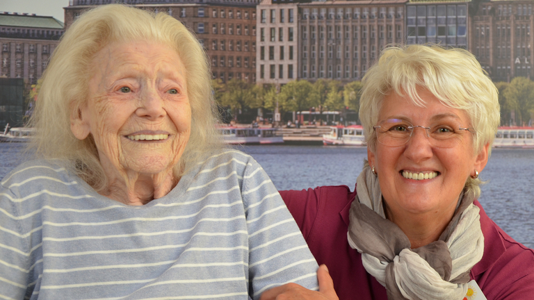 Gerda Brenner mit Betreuungskraft Petra Schellhorn Gerda Brenner mit Betreuungskraft Petra Schellhorn