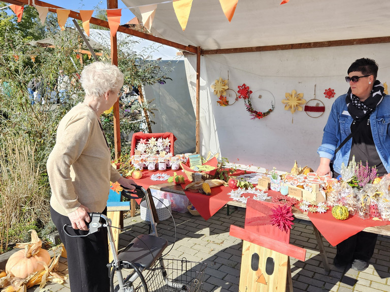 Besucherin schaut sich die verschiedenen Stände auf der Kirmes an Besucherin schaut sich die verschiedenen Stände auf der Kirmes an