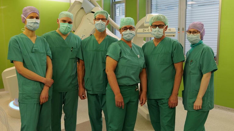 Gefäßchirurgisches OP-Team im Albertinen Herz- und Gefäßzentrum Hamburg-Schnelsen, Behandlung Aneurysmen, Gefäßchirurgie Hamburg und Berlin, Immanuel Herzzentrum Brandenburg, Deutsches Diakonisches Herz- und Gefäßzentrum Foto des gefäßchirurgischen OP-Teams im Albertinen Herz- und Gefäßzentrum Hamburg-Schnelsen