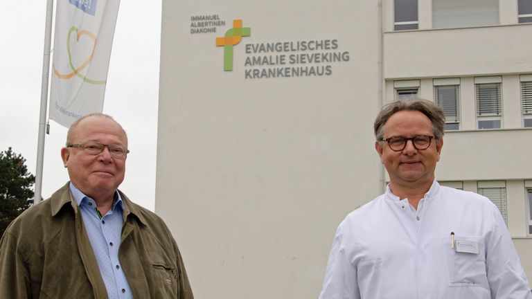 Prof. Ecker und Prof. Isbert vor dem EASK Prof. Isbert (li) und Prof. Ecker haben mit einer aufwändigen Darmoperation einer Patientin helfen können. Foto: Immanuel Albertinen Diakonie
