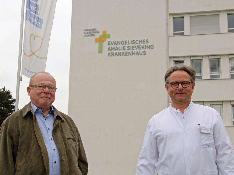 Prof. Isbert (li) und Prof. Ecker haben mit einer aufwändigen Darmoperation einer Patientin helfen können. Foto: Immanuel Albertinen Diakonie