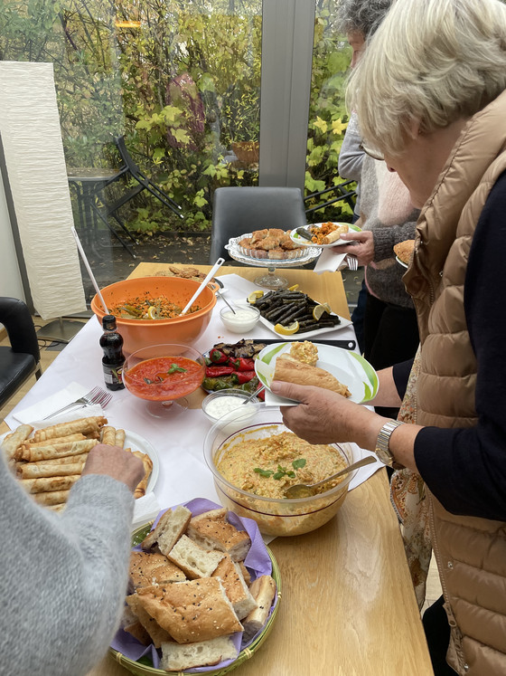 Ehrenamtstreffen mit türkischer Tafel, Hospizarbeit und Ehrenamt in Hamburg, Diakonie Hospiz Volksdorf Blick auf die türkische Tafel zum Ehrenamtstreffen im Diakonie Hospiz Volksdorf