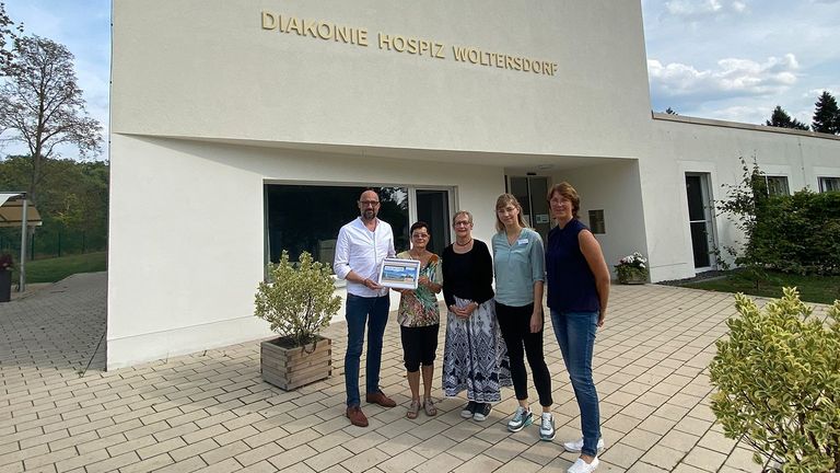 Übergabe des Spendenscheck von Ardagh Glass Packaging (Marius Franken und Gisela Grambow) und der Vorstandsmitglieder des Fördervereins Polarstern an Stefanie Micklitza, Nachrichten, Diakonie-Hospiz Woltersdorf Übergabe des Spendenscheck von Ardagh Glass Packaging (Marius Franken und Gisela Grambow) und der Vorstandsmitglieder des Fördervereins Polarstern an Stefanie Micklitza, Nachrichten, Diakonie-Hospiz Woltersdorf