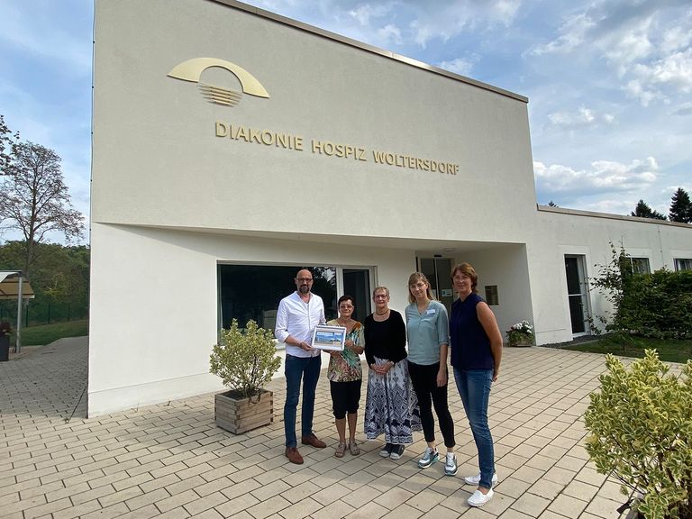 Übergabe des Spendenscheck von Ardagh Glass Packaging (Marius Franken und Gisela Grambow) und der Vorstandsmitglieder des Fördervereins Polarstern an Stefanie Micklitza, Nachrichten, Diakonie-Hospiz Woltersdorf