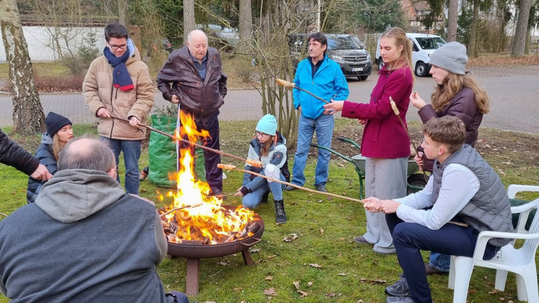 Gemütliches Beisammensein am Lagerfeuer Gemütliches Beisammensein am Lagerfeuer