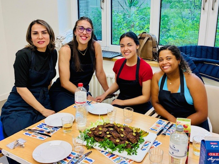 Vier internationale Pflegekräfte bei selbst gekochtem Essen, Internationales Recruiting, Integration, Albertinen Krankenhaus, Hamburg Vier internationale Pflegekräfte bei selbst gekochtem Essen, Internationales Recruiting, Integration, Albertinen Krankenhaus, Hamburg