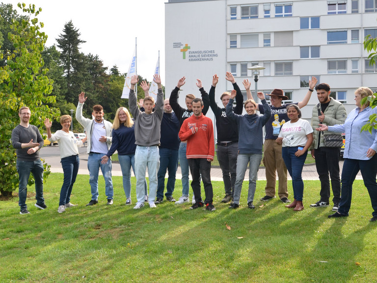 Teamfoto der neuen Auszubildenden im Evangelischen Amalie Sieveking Krankenhaus, Hamburg-Volksdorf