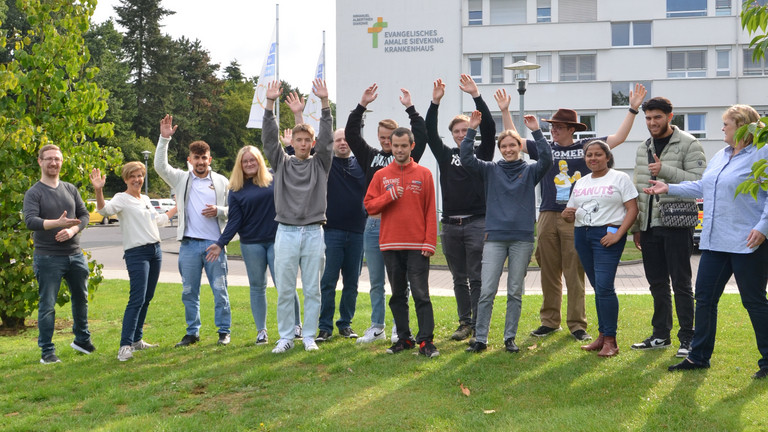 Neue Auszubildende im Evangelischen Amalie Sieveking Krankenhaus, Hamburg-Volksdorf Teamfoto der neuen Auszubildenden im Evangelischen Amalie Sieveking Krankenhaus, Hamburg-Volksdorf