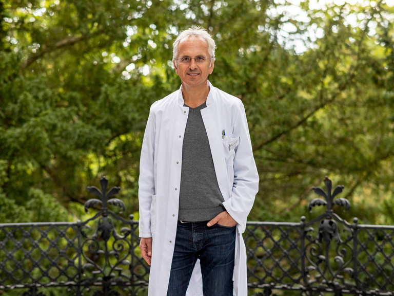 Portrait von Prof. Dr. Andreas Michalsen stehend auf der Terrasse im Immanuel Park 