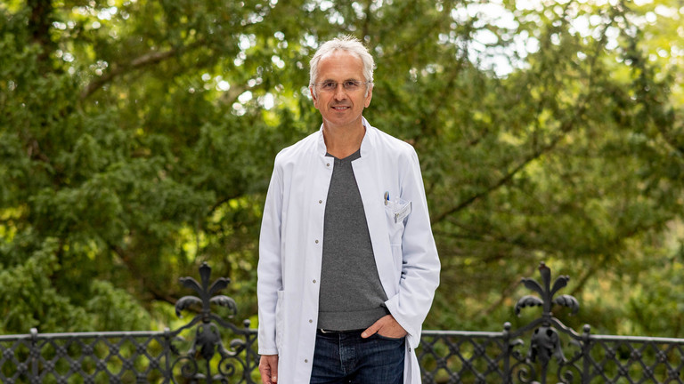 Portrait von Prof. Dr. Andreas Michalsen stehend auf der Terrasse im Immanuel Park Portrait von Prof. Dr. Andreas Michalsen stehend auf der Terrasse im Immanuel Park