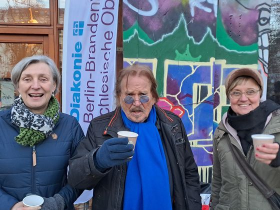 Immanuel Beratung - Tagesstätte Sozialprojekt Prenzlauer Berg - Nachricht - Frank Zander besucht Weihnachtsfeier für Obdachlose und Bedürftige auf dem Helmoltzplatz - Diakoniedirektorin Ursula Schoen, Frank Zander und Einrichtungsleiterin Simona Barack Immanuel Beratung - Tagesstätte Sozialprojekt Prenzlauer Berg - Nachricht - Frank Zander besucht Weihnachtsfeier für Obdachlose und Bedürftige auf dem Helmoltzplatz - Diakoniedirektorin Ursula Schoen, Frank Zander und Einrichtungsleiterin Simona Barack