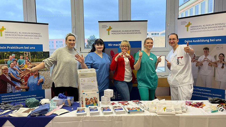 Immanuel Klinikum Bernau - Nachrichten - Eberswalder Berufemarkt: So geht Ausbildung im Immanuel Klinikum Bernau - Pflegedienst - Funktionsdienst - Mitarbeitende und Auszubildende Immanuel Klinikum Bernau - Nachrichten - Eberswalder Berufemarkt: So geht Ausbildung im Immanuel Klinikum Bernau - Pflegedienst - Funktionsdienst - Mitarbeitende und Auszubildende