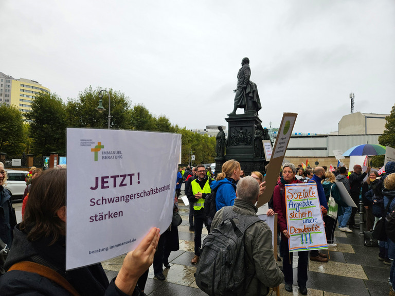 Immanuel Beratung  - Nachricht - Schwangerenberatungen protestieren gegen geplante Kürzungen - Protestierende vor dem Berliner Abgeordnetetenhaus