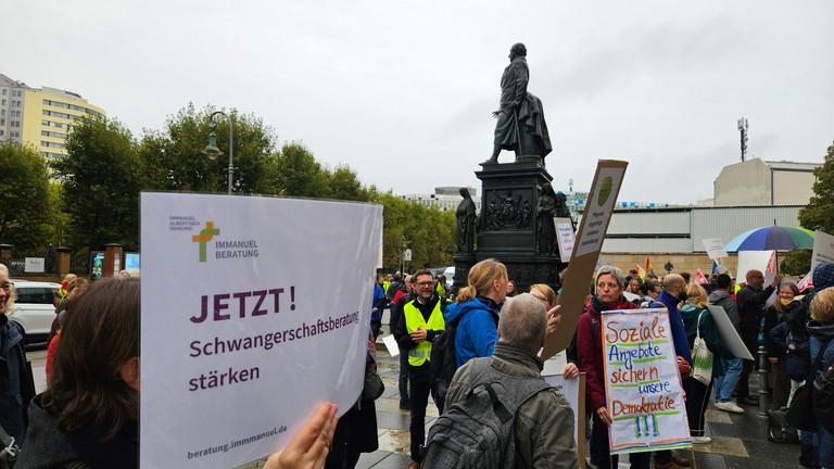 Immanuel Beratung - Nachricht - Schwangerenberatungen protestieren gegen geplante Kürzungen - Protestierende vor dem Berliner Abgeordnetetenhaus Immanuel Beratung - Nachricht - Schwangerenberatungen protestieren gegen geplante Kürzungen - Protestierende vor dem Berliner Abgeordnetetenhaus