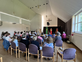 Publikum im Saal der Evangelisch-methodistischen Kirche Ellerbek beim Jubiläumsabend fünf Jahre Albertinen Hospiz Norderstedt
