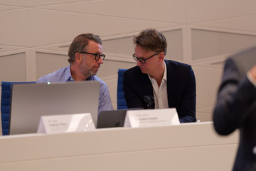 Prof. Dr. Thorsten Hanke und Prof. Dr. Karsten Sydow sitzen auf dem Podium und unterhalten sich beim 2. Norderstedter Herz- und Gefäßtag mit dem Albertinen Herz- und Gefäßzentrum Hamburg im Norderstedter Rathaus Prof. Dr. Thorsten Hanke und Prof. Dr. Karsten Sydow sitzen auf dem Podium und unterhalten sich beim 2. Norderstedter Herz- und Gefäßtag mit dem Albertinen Herz- und Gefäßzentrum Hamburg im Norderstedter Rathaus