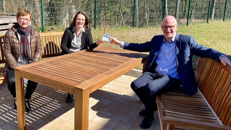 Karin und Stefanie Lange überreichen Walther Seiler ein prall gefülltes Spendenhäuschen, Nachrichten, Diakonie Hospiz Woltersdorf Karin und Stefanie Lange überreichen Walther Seiler ein prall gefülltes Spendenhäuschen, Nachrichten, Diakonie Hospiz Woltersdorf