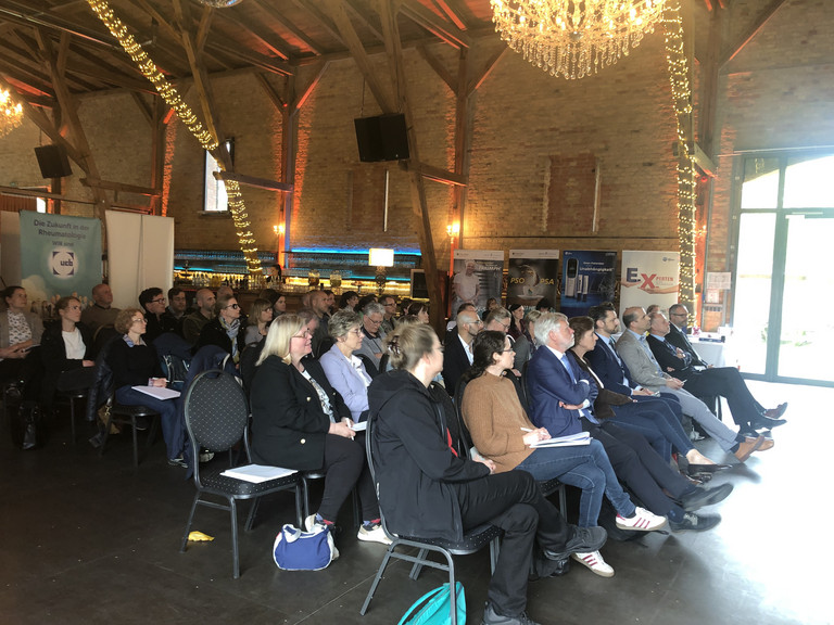 Zuschauer sitzend in Reihen, Veranstaltung für Ärztinnen und Ärzte sowie Interessierte, Immanuel Krankenhaus Berlin, Rheumatage, Rheumatologie, Klinische Immunologie und Osteologie