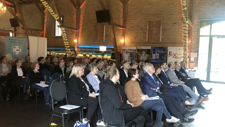 Zuschauer sitzend in Reihen, Veranstaltung für Ärztinnen und Ärzte sowie Interessierte, Immanuel Krankenhaus Berlin, Rheumatage, Rheumatologie, Klinische Immunologie und Osteologie Zuschauer sitzend in Reihen, Veranstaltung für Ärztinnen und Ärzte sowie Interessierte, Immanuel Krankenhaus Berlin, Rheumatage, Rheumatologie, Klinische Immunologie und Osteologie