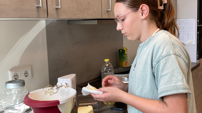 Schülerin Hanna Domagalla beim Kuchenbacken im Albertinen Hospiz Norderstedt, Schulprojekt Sozialer Tag, Ehrenamt und Hospizarbeit Noderstedt und Hamburg, Albertinen Hospiz Norderstedt Schülerin Hanna Domagalla beim Kuchenbacken im Albertinen Hospiz Norderstedt