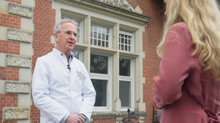Prof. Andreas Michalsen im Gespräch mit ORF-Reporterin Maresi Engelmayer zum Thema Fasten Prof. Andreas Michalsen im Gespräch mit ORF-Reporterin Maresi Engelmayer zum Thema Fasten