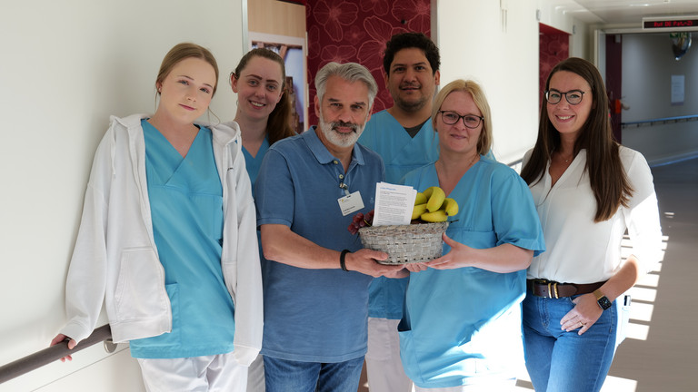 Tag der Pflegenden 2025 im Albertinen Krankenhaus. Die Pflegedirektion verteilt Obstkörbe auf den Stationen.