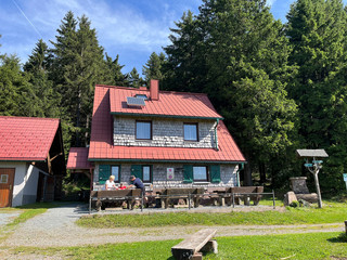 Rast und Brotzeit an der DRK-Schutzhütte