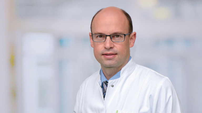 Portraitfoto Prof. Dr. Ernst von Dobschütz, TV-Tipp Cushing-Syndrom, NDR Abenteuer Diagnose, Stress, Cortisol, Zentrum Endokrine Chirurgie, Ev. Amalie Sieveking Krankenhaus, Hamburg Portraitfoto Prof. Dr. Ernst von Dobschütz, Chefarzt Zentrum Endokrine Chirurgie im Ev. Amalie Sieveking Krankenhaus in Hamburg-Volksdorf