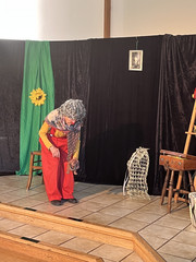 Künstlerin Sophia Altklug spielt in Ellerbek ein Theaterstück auf der Bühne beim Jubiläumsabend fünf Jahre Albertinen Hospiz Norderstedt
