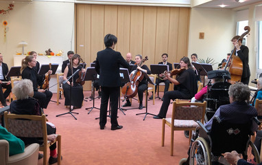 Musiker der Neuen Philharmonie Berlin unter der Leitung von Keuntae Park erfüllen unsere Räume mit klassischen Klängen. Musiker der Neuen Philharmonie Berlin unter der Leitung von Keuntae Park erfüllen unsere Räume mit klassischen Klängen.