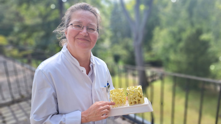 Immanuel Krankenhaus Berlin - Nachricht - Ein starkes Team für gesunde Knochen - Dr. med. Katja Warnecke zeigt ein Modell Immanuel Krankenhaus Berlin - Nachricht - Ein starkes Team für gesunde Knochen - Dr. med. Katja Warnecke zeigt ein Modell