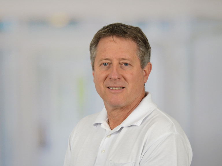 Portraitfoto Dr. Simon Bühler, Chefarzt der Klinik für Gynäkologie und Geburtshilfe im Evangelischen Amalie Sieveking Krankenhaus