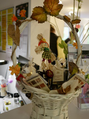 Ein herbstlich geschmückter Geschenkkorb mit bunten Blättern und einer Strohfigur bei der Wiedereröffnung der Tagespflegestätte für ältere Menschen im Immanuel Seniorenzentrum Kläre Weist in Petershagen Ein herbstlich geschmückter Geschenkkorb mit bunten Blättern und einer Strohfigur bei der Wiedereröffnung der Tagespflegestätte für ältere Menschen im Immanuel Seniorenzentrum Kläre Weist in Petershagen