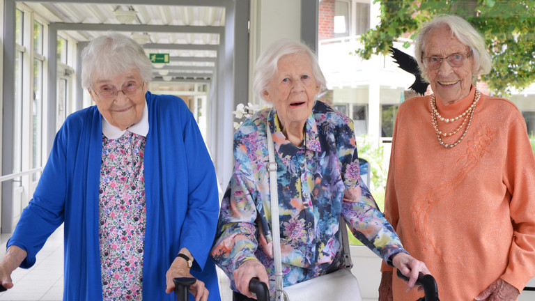Nora Matthaei (101 Jahre), Hannelore Sieg (99 Jahre) und Else Pahling (101 Jahre) lächeln bei einem gemeinsamen Gruppenfoto vor der Residenz am Wiesenkamp in Hamburg-Volksdorf zu ihren Geburtstagen im Juli in die Kamera Nora Matthaei (101 Jahre), Hannelore Sieg (99 Jahre) und Else Pahling (101 Jahre) lächeln bei einem gemeinsamen Gruppenfoto vor der Residenz am Wiesenkamp in Hamburg-Volksdorf zu ihren Geburtstagen im Juli in die Kamera