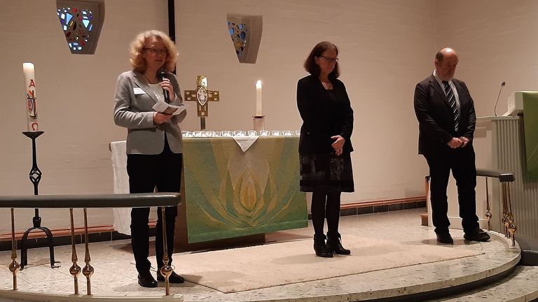 Pastorin Lemke, Ingrid Agbottah-Koch und Pastor ter Haseborg beten für Mitarbeitende und Angehörige.