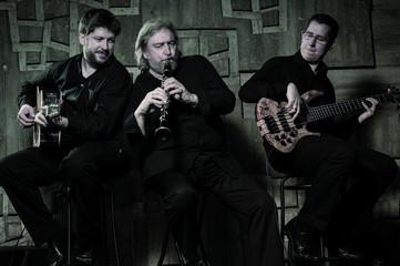 Foto der Band SacreFleur beim Musizieren in einem Konzert
