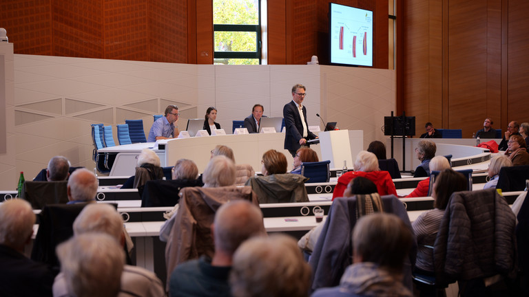 Blick über die Zuschauerreihen aufs Podium mit dem Chefarzt der Kardiologie am Standort Hamburg-Schnelsen Prof. Karsten Sydow beim 2. Norderstedter Herz- und Gefäßtag mit dem Albertinen Herz- und Gefäßzentrum Hamburg im Norderstedter Rathaus Blick über die Zuschauerreihen aufs Podium mit dem Chefarzt der Kardiologie am Standort Hamburg-Schnelsen Prof. Karsten Sydow beim 2. Norderstedter Herz- und Gefäßtag mit dem Albertinen Herz- und Gefäßzentrum Hamburg im Norderstedter Rathaus