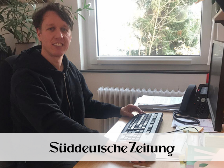 Sozialarbeiter Nils Wohltmann am Schreibtisch in der Immanuel Beratung Spandau