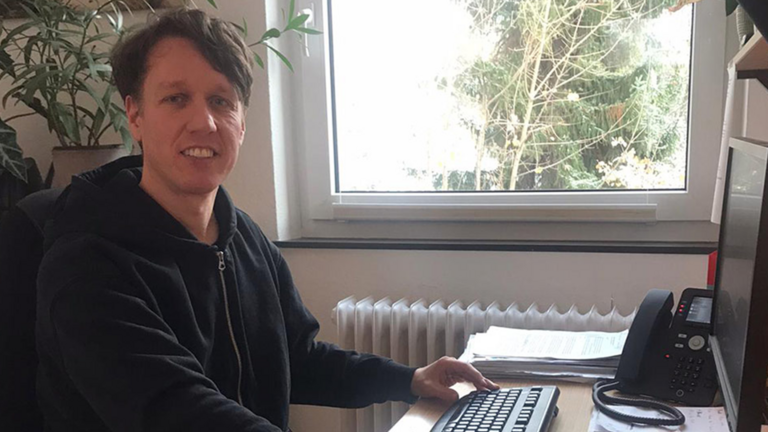 Nils Wohltmann am Schreibtisch in der Immanuel Beratung Spandau, Lesetipp Süddeutsche Zeitung, Kindergrundsicherung, Sozialberatung in Berlin, Immanuel Beratung und Leben Sozialarbeiter Nils Wohltmann am Schreibtisch in der Immanuel Beratung Spandau
