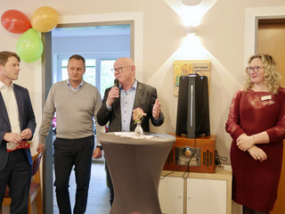 Geschäftsführer Herbert Blum steht begrüßt die anwesenden Gäste bei seiner Rede gemeisam mit Dr. Thorsten Minuth, Marco Rutter und Joanna Strozyk bei der Wiedereröffnung der Tagespflegestätte für ältere Menschen im Immanuel Seniorenzentrum Kläre Weist in Petershagen Geschäftsführer Herbert Blum steht begrüßt die anwesenden Gäste bei seiner Rede gemeisam mit Dr. Thorsten Minuth, Marco Rutter und Joanna Strozyk bei der Wiedereröffnung der Tagespflegestätte für ältere Menschen im Immanuel Seniorenzentrum Kläre Weist in Petershagen