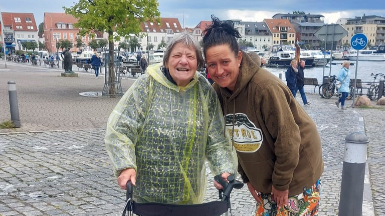 Eine Seniorin und eine Altenpflegerin stehen nebeneinander am Hafen, Ausflug Seniorinnen und Senioren, Reise Seniorenheim, Immanuel Hauses am Kalksee Eine Seniorin und eine Altenpflegerin stehen nebeneinander am Hafen, Ausflug Seniorinnen und Senioren, Reise Seniorenheim, Immanuel Hauses am Kalksee