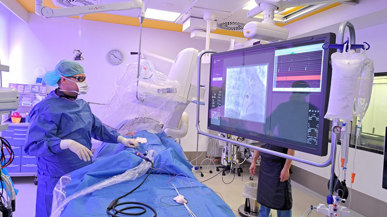 Arzt bei PFA im Herzkatheterlabor, Behandlung von Herzerkrankungen in Brandenburg, Immanuel Klinikum Bernau Herzzentrum Brandenburg, Bernau bei Berlin Arzt bei PFA im Herzkatheterlabor im Immanuel Klinikum Bernau Herzzentrum Brandenburg in Bernau bei Berlin