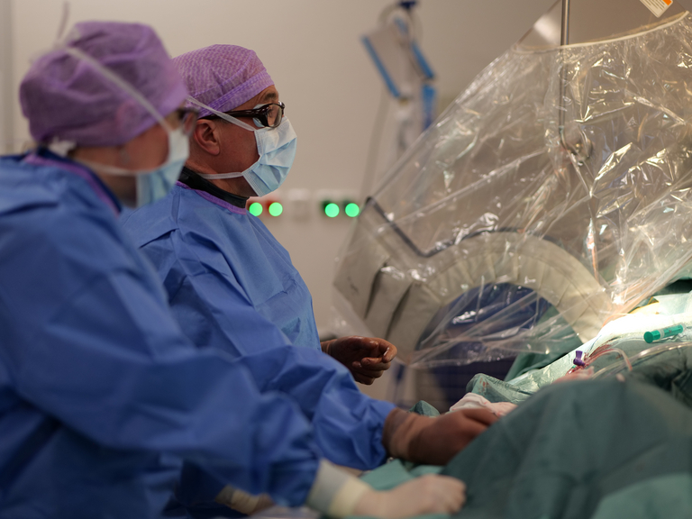 Dr. Matthias Gasthaus während einer Koronarintervention an Linksherzkatheter-Messplätzen der neusten Generation im Evangelischen Amalie Sieveing Krankenhaus in Hamburg-Volksdorf